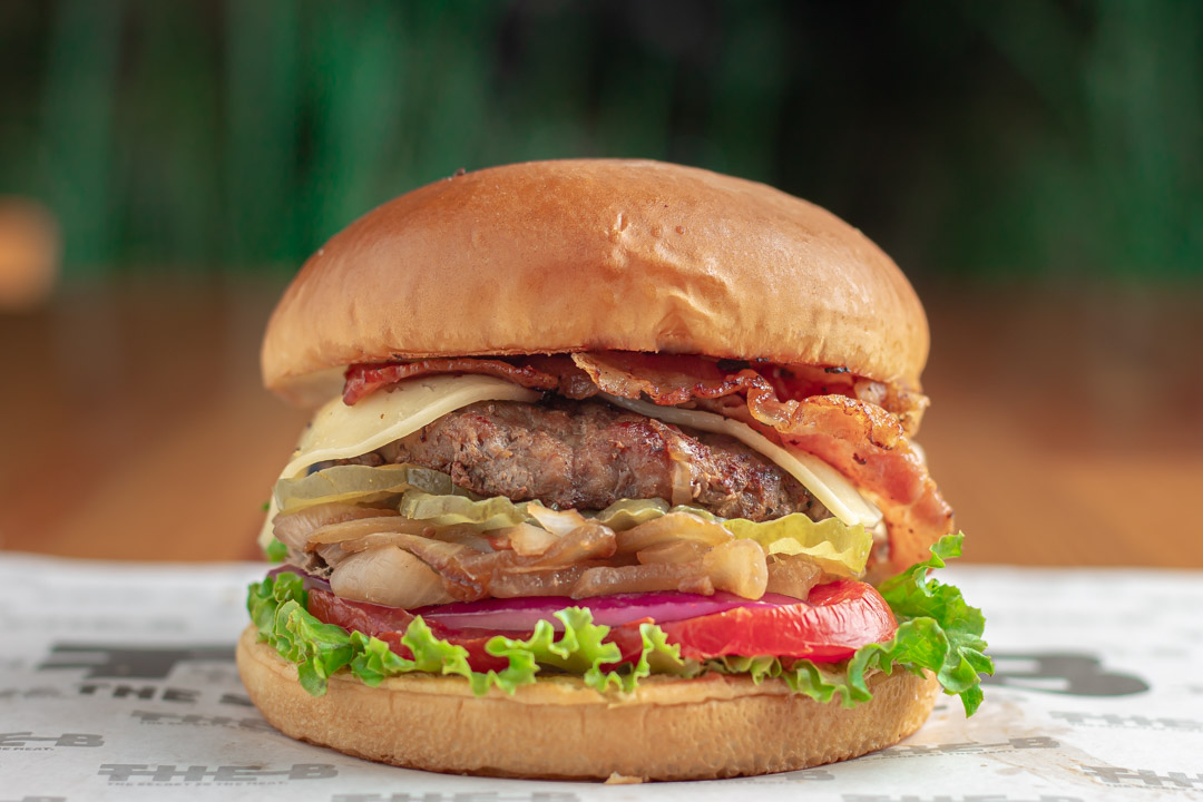 Deliciosa carne 100% Angus de 150 grs acompaña de nuestro crujiente tocino rustico y queso manchego. La disfrutarás en serio. 