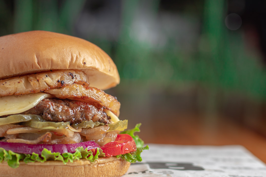 Deliciosa hamburguesa que combina una jugosa carne 100% Angus de 150 grs y una deliciosa rodaja de Piña perfectamente asada, acompañada de queso manchego. 