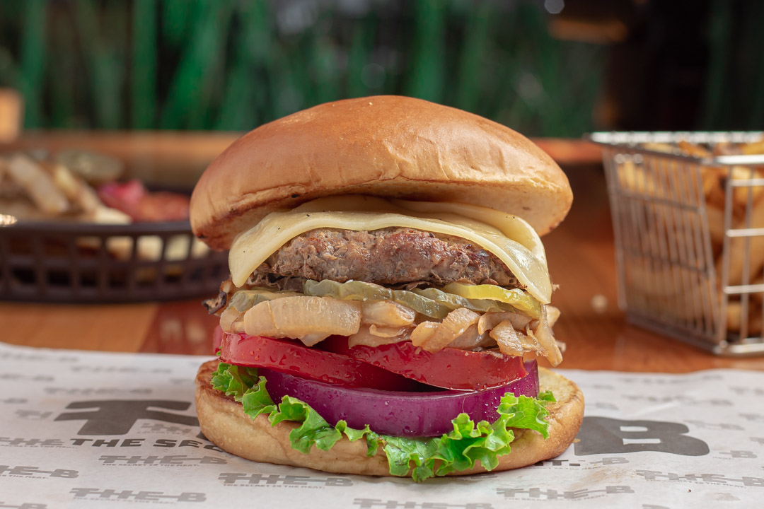 Disfruta de nuestra jugosa carne 100% Angus de 150 grs acompañada de nuestro inigualable queso manchego. 