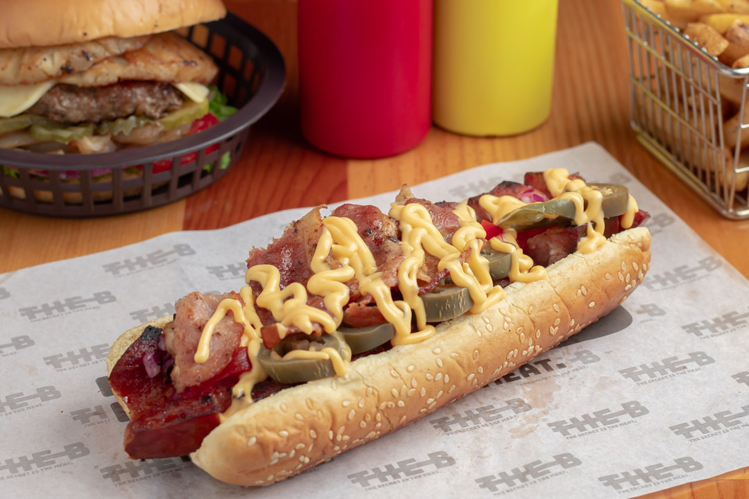 Atrévete a probar una deliciosa salchicha de terna de 200 grs, acompañada de una porción de crujiente tocino rústico y queso cheddar derretido, todo sobre un pan jumbo con ajonjolí, simplemente te encantará.
